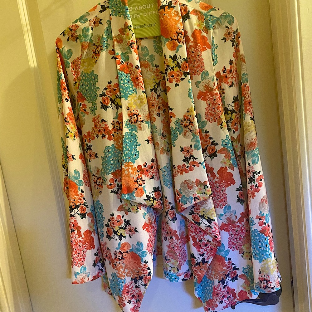 Audrey 3+1 white floral drapy blazer